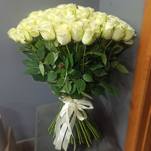 величезний букет білих троянд у Києві фото