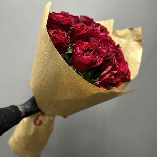 букет з 11 червоних троянд у Києві фото