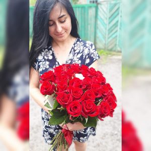  20 червоних та 1 біла троянда в Києві фото