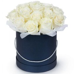 фото букета 21 біла троянда у капелюшній коробці
