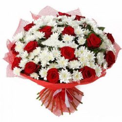Букет «Большой подарочек» красные розы, белые хризантемы