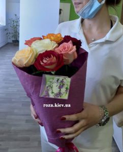 7 рызнокольорових троянд в Києві фото