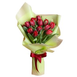 Фото товара 15 червоних тюльпанів у зеленій упаковці в Киеве
