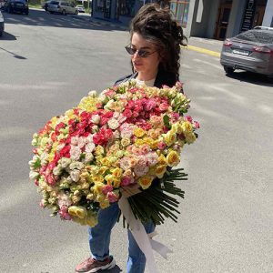 большой букет из 201 кустовой розы в Киеве фото