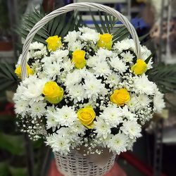 Фото товара Корзина "Белые хризантемы, жёлтые розы" в Киеве
