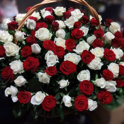 Фото товара Кошик червоних і білих троянд в Киеве