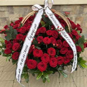 великий кошик червоних троянд на похорон у Києві фото