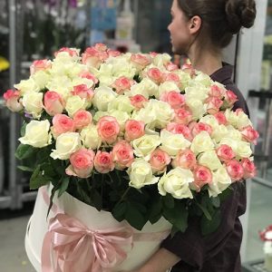 капелюшна коробка 101 біла та рожева троянда в Києві фото