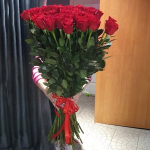 25 високих імпортних троянд у Києві фото