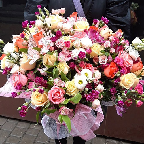 квіти та подарунки на 8 Березня в категорії VIP букети | «Київ Роза»