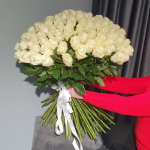 101 высокая голландская белая роза фото букета