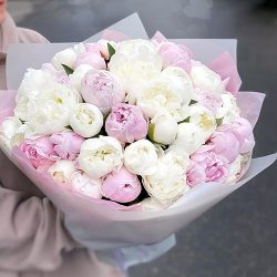 Фото товара 45 белых и розовых пионов в Киеве