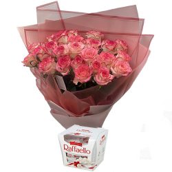 Фото товара 25 рожевих троянд із цукерками в Киеве
