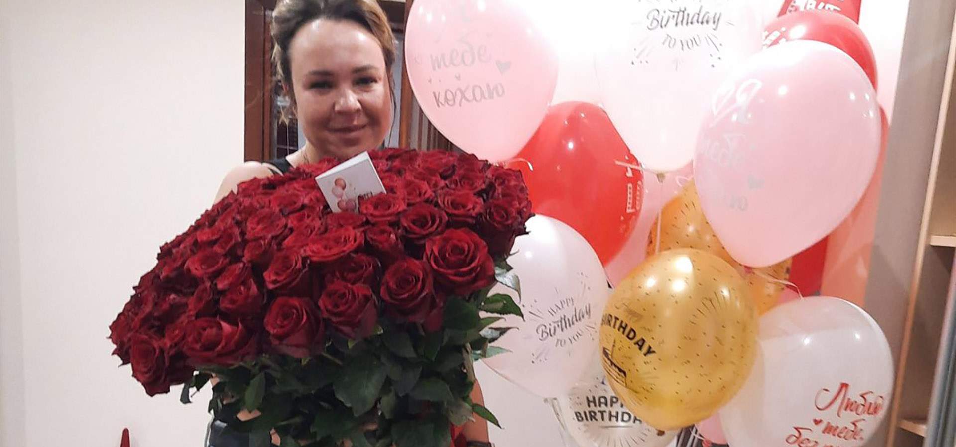 девушка в большим букетом красных роз